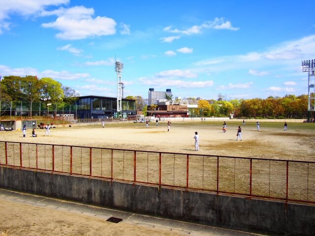 野球している人たちと青い空