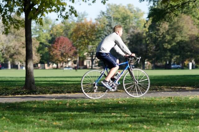 公園でサイクリングしている男性