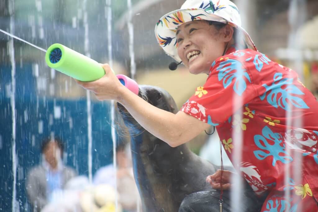 水鉄砲を飛ばすアシカ